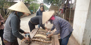 Women_working_on_furniture_credit_to_Phuc To-Forest Trends
